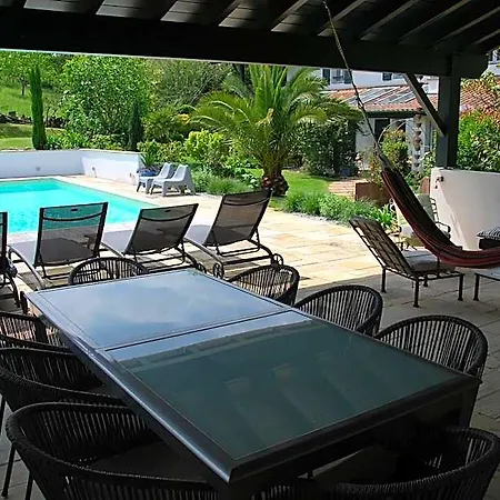 לינה וארוחת בוקר Maison Aretxola 3*